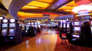 Dealer multilingual dalam studio produksi Dealer profesional berbahasa Indonesia di meja baccarat situs slot777 selama liputan turnamen badminton